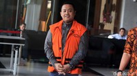 Miftahul Ulum tampak memakai baju tahanna dan tangannya diborgol.