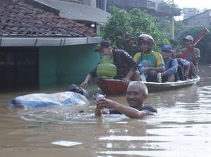 Banjir Kepung Dayeuhkolot, Warga: Air Datang Langsung Besar