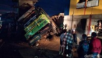 Sebuah truk fuso menabrak kios sembako di Pasar Cikahuripan, Kecamatan Gekbrong, Kabupaten Cianjur, Jawa Barat.