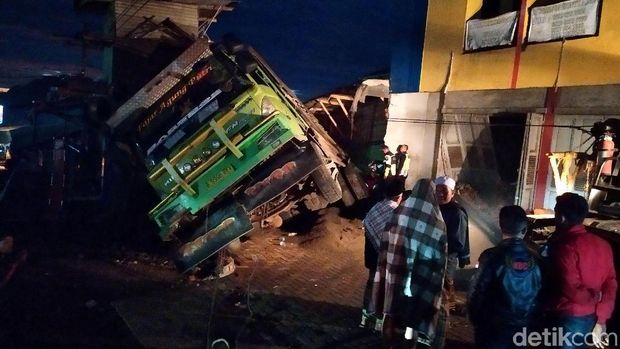 Truk tabrak kios di Cianjur.