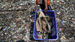 Ramai-ramai Bersihkan Tumpukan Sampah di Pantai Cilincing