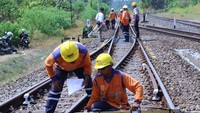 Petugas melakukan perawatan jalur perlintasan Kereta Api di Karang Asem Banyuwangi, Jawa Timur, Rabu (18/12/2019).