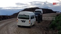 Para menteri di dalam mobil ini keluar. Mereka mulai berjalan kaki. (Abdul Haris U/detikcom)