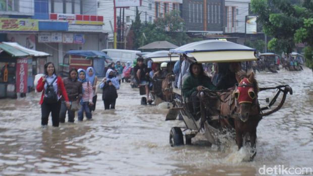 Akses Jalan Dayeuhkolot-Banjaran Lumpuh Akibat Banjir