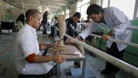 Sejumlah lembaga pun kemudian memberikan uluran tangan dengan membantu proses penyembuhan anak-anak korban perang Afganistan tersebut. Salah satunya dengan menyediakan prostesis atau alat kesehatan yang didesain guna menggantikan tubuh tertentu untuk membantu para penggunanya mendapatkan kembali fungsi tertentu setelah salah satu bagian tubuhnya terluka berat.