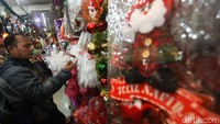 Sejumlah pengunjung melihat beragam pernak-pernik khas Natal di salah satu toko di Pasar Pagi, Jakarta.