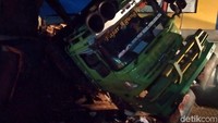 Akibat kecelakaan tersebut tiga orang penghuni kios tewas dan dua orang lainnya berhasil selamat. Kios yang dijadikan tempat tinggal sekeluarga itu hancur. Proses evakuasi berlangsung lama. Bahkan korban terakhir baru bisa dievakuasi pada Rabu (18/12/2019) pagi.