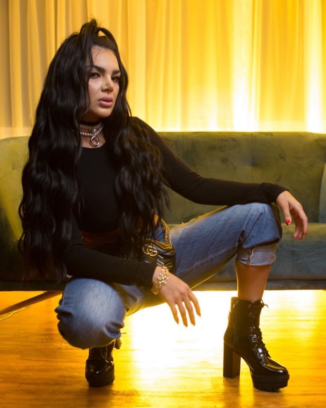 Aleira juga terkenal memiliki pinggang yang sangat ramping. Wanita 29 tahun itu sempat viral karena menggunakan korset selama 23 jam setiap harinya untuk mendapatkan pinggang berukuran 20 inchi.  Foto: dok. Instagram @aleiraoficial_sexy