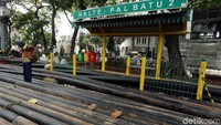 Selain mengganggu calon penumpang bus, pipa itu juga memakan bahu jalan hingga kurang lebih satu ruas dan bisa mengakibatkan kemacetan di jam-jam sibuk.