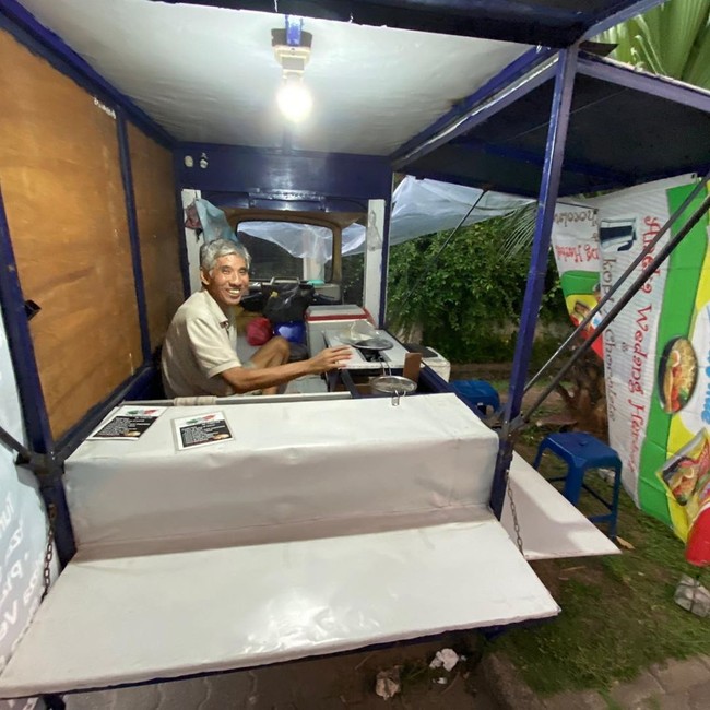 Semangat Bapak Tua Penjual Pizza Goreng di Bekasi Ini Banjir Pujian Netizen