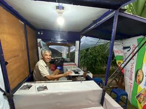 Semangat Bapak Tua Penjual Pizza Goreng di Bekasi Ini Banjir Pujian Netizen