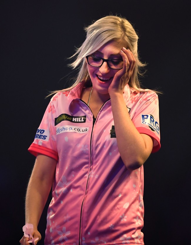 Permainan tersebut sebelumnya selalu dimenangkan oleh pria. Salah satu pemain darts wanita Mikuru Suzuki sebenarnya sempat hampir memenangkan pertandingan sebelum dikalahkan oleh James Richardson. Foto: Getty Images
