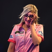 Permainan tersebut sebelumnya selalu dimenangkan oleh pria. Salah satu pemain darts wanita Mikuru Suzuki sebenarnya sempat hampir memenangkan pertandingan sebelum dikalahkan oleh James Richardson. Foto: Getty Images