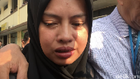Zul Zivilia divonis oleh Pengadilan Negeri Jakarta Utara 18 tahun penjara. Istri Zul Zivilia, Retno, langsung menangis. Foto: Hanif Hawari/detikHOT