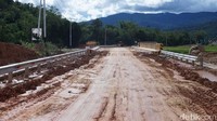 Kondisi jalan akses tersebut sudah nyaman dilalui. Namun masih ada beberapa titik yang masih berupa tanah dan licin jika hujan.