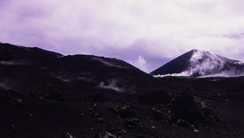 Pulau Surtsey, Islandia: Pulau Surtsey lahir akibat erupsi vulkanis pada tahun 1963. Sejak itu, banyak makluk hidup berkembang di sana dan jadi tujuan para periset serta masuk UNESCO World Heritage Site. Maka tidak sembarang orang bisa masuk ke sana, hanya para ilmuwan yang berkepentingan. Foto: (Getty Images)