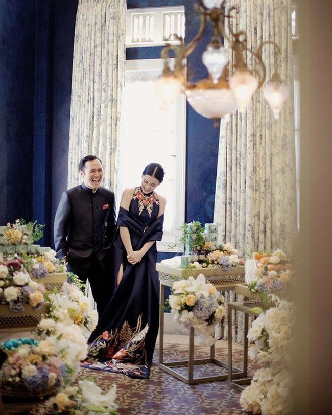 Pada momen pertunangannya, Elsa Tadjudin tampil anggun mengenakan cheongsam biru tua. Sementara itu, Adri Martowardojo tampil formal dengan jas dan baju kerah khas pria Tionghoa. Foto: Instagram