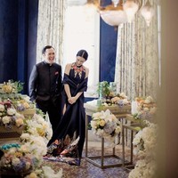 Pada momen pertunangannya, Elsa Tadjudin tampil anggun mengenakan cheongsam biru tua. Sementara itu, Adri Martowardojo tampil formal dengan jas dan baju kerah khas pria Tionghoa. Foto: Instagram