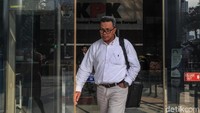 Fathor Rachman ditetapkan KPK sebagai tersangka bersama Yuly Ariandi Siregar, Kepala Bagian Keuangan dan Risiko Divisi II PT Waskita Karya (Persero) Tbk periode 2010-2014.