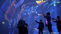 Untuk bisa menikmati pengalaman di dalam kubah 360 derajat ini, pengunjung cukup morogoh kocek sebesar Rp 20 ribu saat weekday. Sedangkan, saat akhir pekan harga tiketnya jadi Rp 25 ribu (Sudirman Wamad/detikcom)
