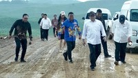 Tampak Sekretaris Kabinet Pramono Anung, Menteri PU dan Perumahan Rakyat Basuki Hadimuljono, Menteri Dalam Negeri Tito Karnavian, dan Menteri BUMN Erick Thohir keluar mobil saat selip. Kemudian mereka keluar dari mobil. (Dok Biro Pers Sekretariat Presiden)