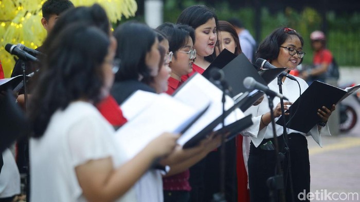 Paduan suara Gita Swara Jaya Unika Atmajaya melakukan Christmas Carol di kawasan FX Sudirman, Jakarta, Rabu (18/12). Kegiatan ini dalam rangka menyambut hari raya Natal.