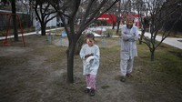 Di Pusat Bedah Darurat untuk Korban Perang di Kabul, Afghanistan tersebut, para anak-anak korban perang tak hanya mendapat bantuan penanganan medis seperti operasi maupun pemeriksaan medis, tetapi juga dibantu sejumlah dokter dan ahli untuk melakukan terapi fisik dan pemulihan psikologis bagi para korban perang tersebut.