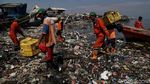Ramai-ramai Bersihkan Tumpukan Sampah di Pantai Cilincing