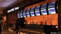 Untuk informasi, tersedia sejumlah paket dengan harga berbeda untuk naik ke Tokyo Skytree. Jika ingin menikmati Tokyo Skytree dengan maksimal, tersedia paket combo ticket seharga 3.100 Yen/ Rp 395 ribu (weekday) dan 3.400 Yen/ Rp 434 ribu (weekend) yang sudah mencakup semua lantai (Randy/detikcom)