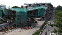 Sejumlah pekerja dan alat berat dikerahkan untuk membangun jalan tol tersebut.