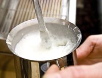 Foam susu untuk latte art.