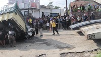 Pantauan detikcom, lima kendaraan yang terlibat kecelakaan tengah dievakuasi oleh petugas.