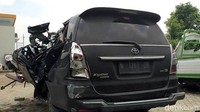 Mobil Kijang Innova bernopol N-1261-DX tersebut rusak berat di bagian depan.