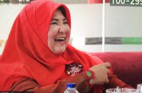 Keduanya tampak berbincang hangat.