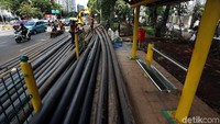 Bahkan beberapa pipa diletakkan di area halte sehingga masyarakat tak bisa menggunakan halte tersebut.