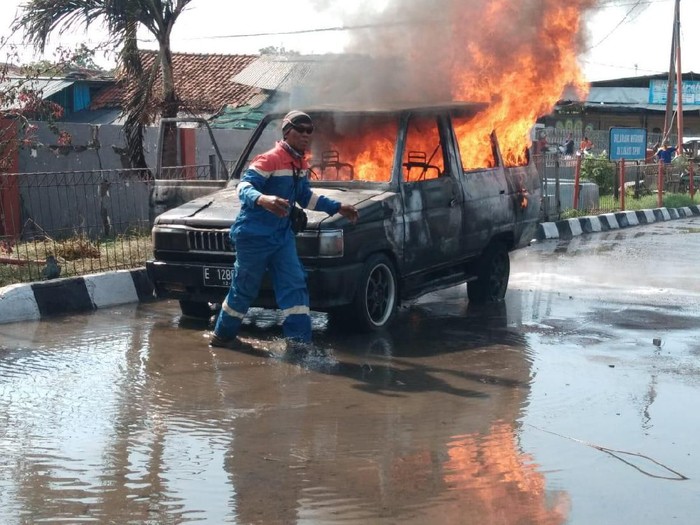 Sopir Diduga Merokok Usai Isi Bensin, Minibus Terbakar di SPBU Indramayu