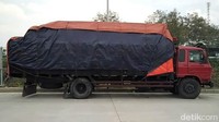 Innova sempat mendahului kendaraan lain yang melaju di lajur cepat sebelum menabrak truk bernopol BK-8006-DV yang berjalan searah di depannya.