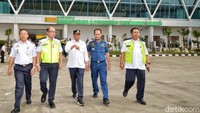 Ia didampingi oleh Direktur Bandar Udara Ditjen Perhubungan Udara Mohamad Pramintohadi Sukarno.