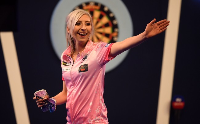 Fallon Sherrock mencetak sejarah sebagai wanita pertama yang mengalahkan pria dalam kejuaraan anak panah atau darts dunia. Beberapa waktu lalu, Fallon berhasil mengalahkan Ted Evetts dalam PDC World Championship di Inggris. Foto: Getty Images