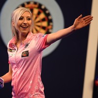 Fallon Sherrock mencetak sejarah sebagai wanita pertama yang mengalahkan pria dalam kejuaraan anak panah atau darts dunia. Beberapa waktu lalu, Fallon berhasil mengalahkan Ted Evetts dalam PDC World Championship di Inggris. Foto: Getty Images