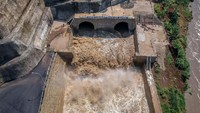 Dua terowongan air dengan panjang 230 meter yang menjadi proyek strategis nasional tersebut saat ini sudah memasuki tahap uji coba dengan membuka satu terowongan dan rencananya akan diresmikan pada akhir Desember 2019.