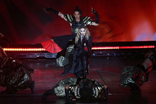 Beberapa tahun terakhir, Ahlamalik ikut menguatkan tim penari latar Madonna. Ini aksinya ketika beraksi saat konser tur Madonna Rebel Heart di Melbourne, Australia, pada 2016. (Foto: Graham Denholm/Getty Images)