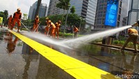Trotoar disemprot air agar debu maupun lumut tak menempel lagi.