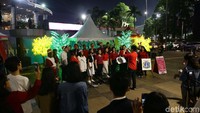 Lagu-lagu Natal lainnya pun terus berkumandang di sana. Alunan musik yang syahdu menambah semarak suasana menjelang Natal pada 25 Desember 2019.