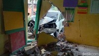 Insiden yang terjadi pada pukul 07.00 WIB pagi itu merusak salah satu bagian bangunan TK tersebut. Bagian depan mobil pun nampak ringsek akibat insiden itu. Arif Syaefudin/Detikcom.