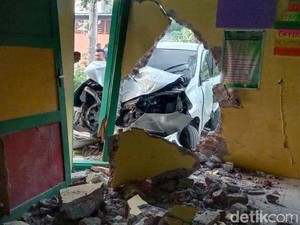 Sopir Mabuk Bikin Mobil Nyelonong Tabrak Bangunan TK di Pati