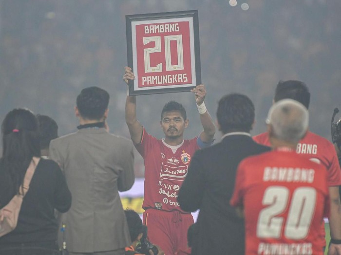Pesepak bola Persija Jakarta Bambang Pamungkas (tengah) mengangkat kostum miliknya yang dibingkai usai melawan Persebaya Surabaya dalam lanjutan Liga 1 di Stadion Utama Gelora Bung Karno (GBK), Jakarta, Selasa (17/12/2019). Dalam laga tersebut Bambang Pamungkas mengakhiri karirnya di sepak bola sebagai pemain. ANTARA FOTO/M Risyal Hidayat/pras.