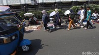 Beragam barang dagangan dijajakan para PKL di samping Museum Mandiri, Jakarta.