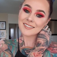 Berprofesi sebagai dokter, ia pun berharap dapat menjadi panutan bagi semua orang sekaligus menghilangkan stigma buruk terhadap orang-orang bertato. Saya punya banyak teman yang tersebar di seluruh dunia dan saya bisa menjadi contoh positif bahwa orang seperti saya penuh warna dapat bekerja di industri formal seperti kedokteran, katanya. (Foto: Instagram/@rosesarered_23)