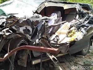 Begini Kondisi Mobil yang Ditumpangi Gus Hilman Usai Tabrak Truk